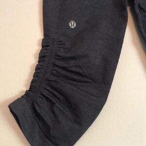 LULULEMON in the flow cropped leggings, EUC, like new, navy